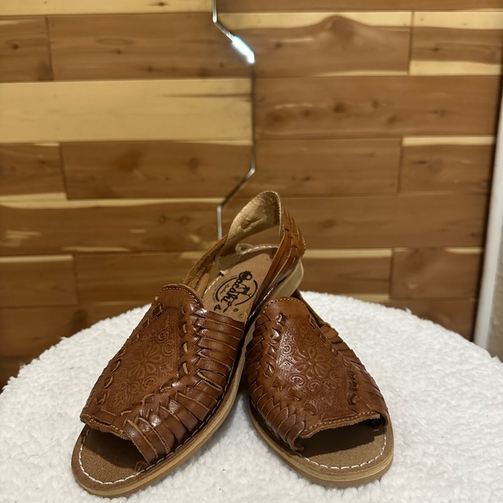 Authentic Mexican leather sandals. Size 3 (US 6) shoes are handmade by artisans.